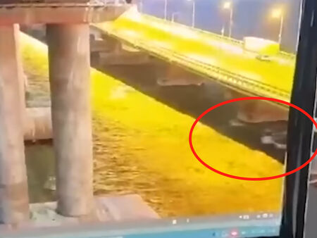 Daily Mail: Мистериозна вълна под моста в Крим секунди преди взрива