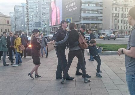 Полицията в Москва арестува дете заради аватар в украински цветове