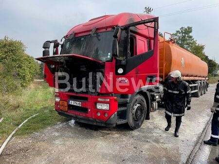 Бургаска цистерна с гориво пламна в движение край Враца