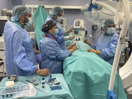Прилагат уникална техника при операция на гръбначен стълб в болница „Сърце и мозък“ Бургас