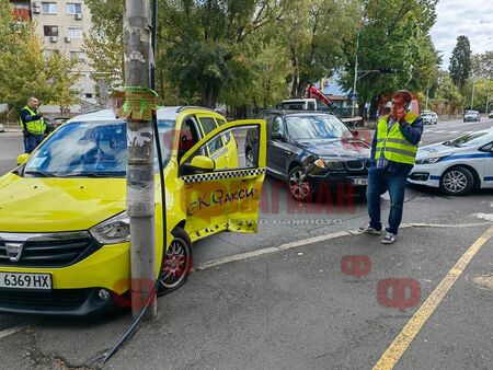 Джип БМВ помете такси до ритуалната зала в Бургас