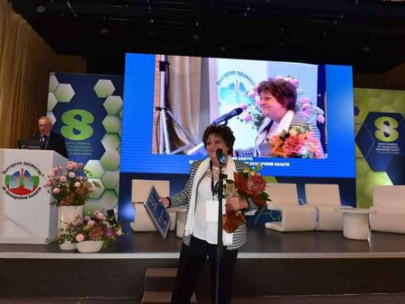 Наградиха управителя на Белодробната болница в Бургас д-р Евелина Трошанова