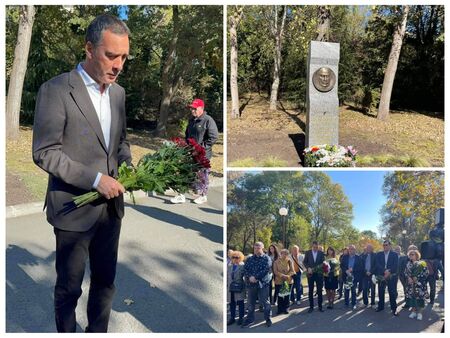 Паметникът бе отрупан с цветя в знак на почит Откриха