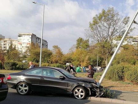 Извънредно! Мерцедес се заби в стълб на бул. "Димитър Димов" след удар с Киа, има пострадал