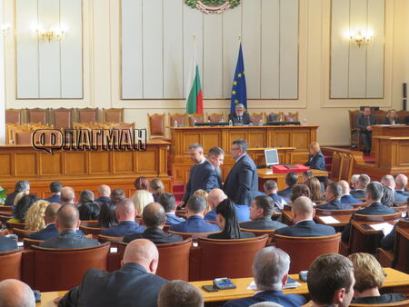Депутатите станаха крака в памет на Антон Дончев Депутатите се