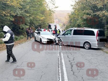 Извънредно! Трима в болницата след катастрофа