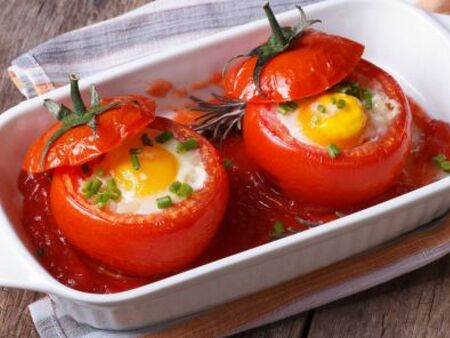 Рецепта за пълнени домати със сирене и яйца