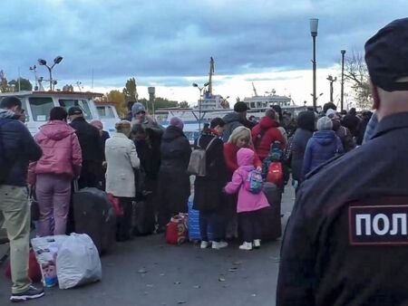 Настанява руски военни и хора от затворите в домовете им