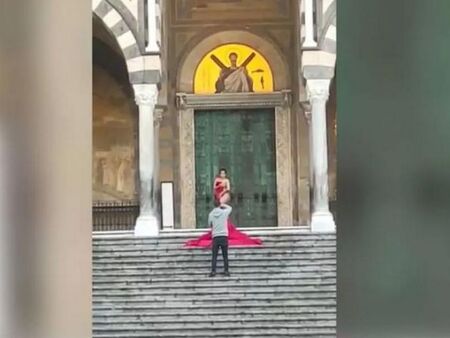 Туристка позира гола на стълбите на италианска катедрала (ВИДЕО)