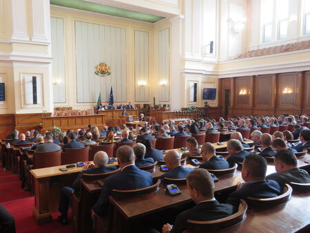 Първото редовно заседание на Народното събрание за седмицата започва с