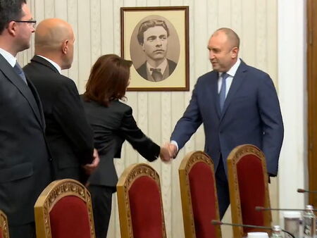 В 13 ч започнаха консултации на президента Румен Радев с