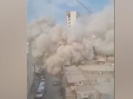 Част от сграда се срути в Иран, има загинал