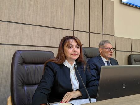 Общинските съветници в Бургас си повишиха заплатата и приеха 50 точки за рекордно кратък срок
