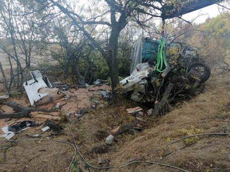 Тежка катастрофа край Айтос: Камион се преобърна, 41-годишният шофьор издъхна на място (СНИМКИ)