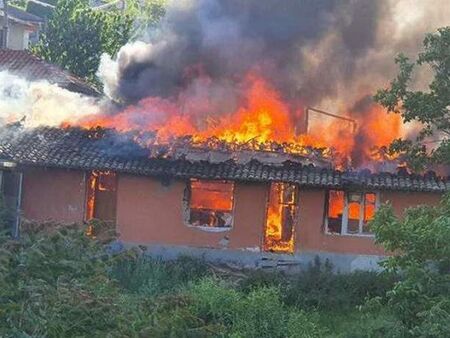 Мъж от созополско село запали тревите в съседния двор, защото го дразнят, изгоря къщата на комшията