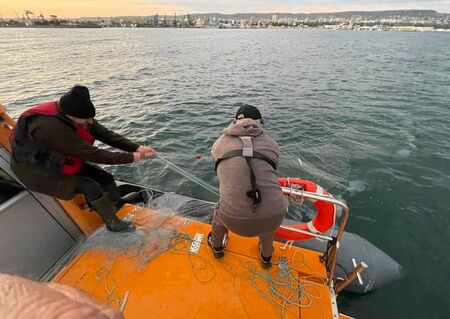 850 метра мрежи бяха извадени от прилежащата акватория на Пристанище Варна
