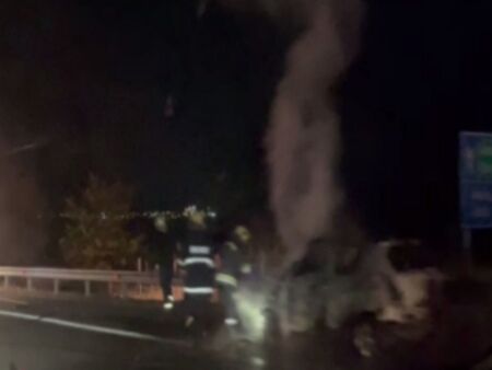 Извънредно! Полиция и пожарна са на изхода на Бургас, пламна лек автомобил