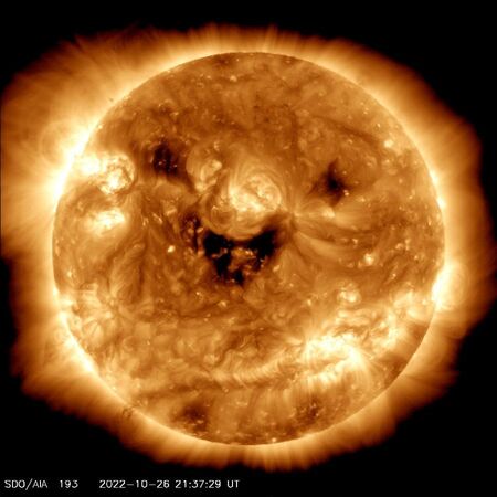 НАСА засне "усмивката" на Слънцето