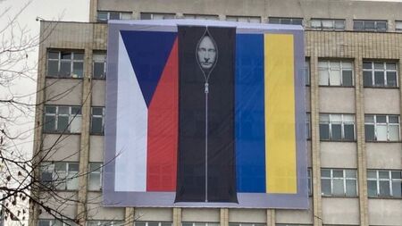 Чешкото МВР окачи на фасадата си плакат на Путин като труп