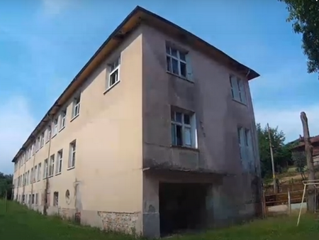 Изоставената България: Фотограф-пътешественик показа призрачното училище в с. Кости