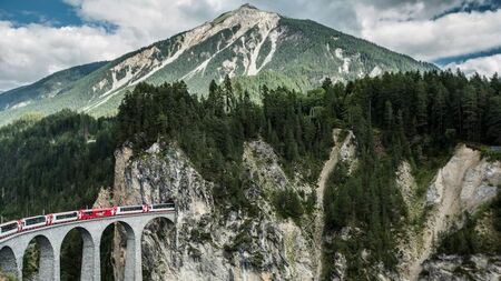 Швейцария се бори за Гинес с най-дългия пътнически влак в света