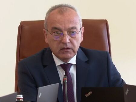 Служебният премиер Гълъб Донев се измайтапи със себе си на