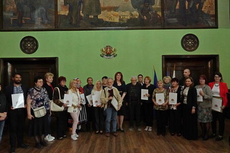 Областният управител на Бургас проф. Мария Нейкова отличи общественици по повод Деня на будителите