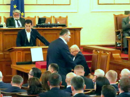 Делян Пеевски се очертава да е само формално депутат и