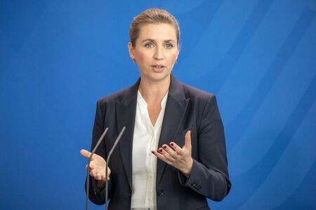 Премиерът на Дания подаде оставка, но още търси възможности за коалиция