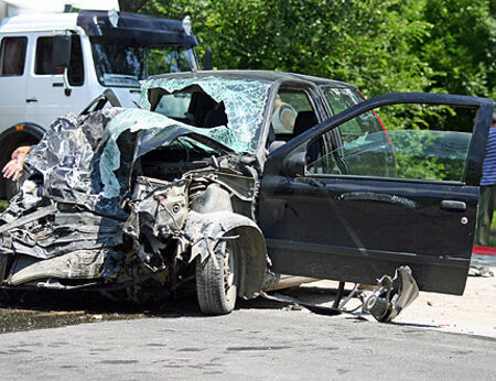 Извънредно: Двама младежи загинаха при катастрофа между кола и автобус