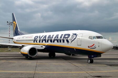 Самолет на "Райънеър" спука гума, не можа да излети от Пловдив
