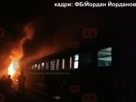 Два вагона изгоряха, пожарникар от Варна предотврати голяма трагедия