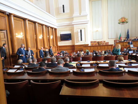 Пленарното заседание на парламента днес започва с блиц контрол В