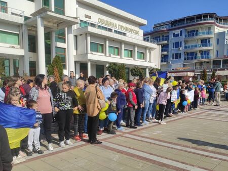Украинци протестираха в Приморско, местните са гневни
