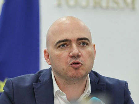Министърът на туризма: Местим украинците от хотели в други хотели
