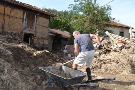 Милионите от дарения все още не са при пострадалите хора в Карловско