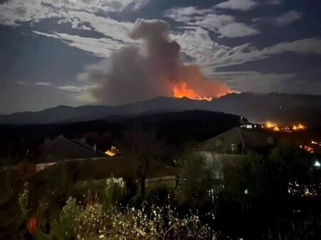 Пожарът на границата с Гърция се разраства, фронтът му вече е 20 километра