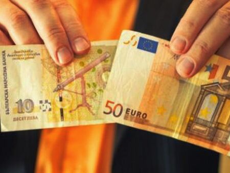 Как България ще премине към еврото? Първия месец ще плащаме и с левове, но рестото само в евро