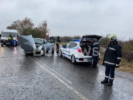 Извънредно! Свиреп сблъсък  на пътя, 4 линейки "летят" към болницата (СНИМКИ)