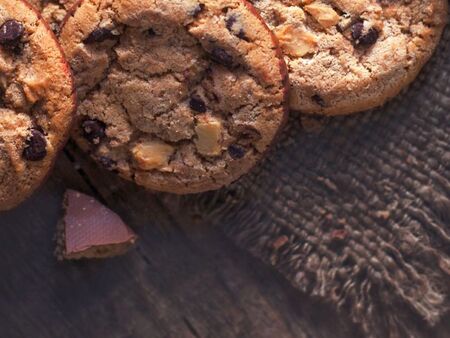 Рецепта за бисквити с шоколад и солени фъстъци
