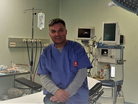 Д-р Петър Славов е защитил специалности Хирургия“ и Онкология“ и