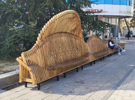 Бургас има ново страхотно място за снимки, вижте футуристичната арт инсталация на пл."Св.св.Кирил и Методий"