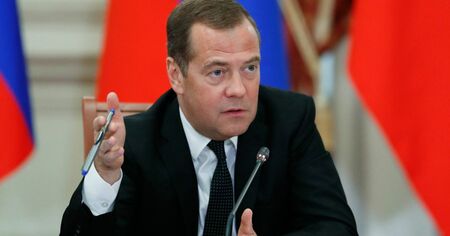 Медведев: Русия още не е не задействала целия си арсенал в Укайна
