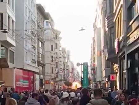 Поне четирима загинали и 38 ранени при взрив в Истанбул (ВИДЕО)