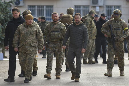 Боян Чуков: Защо руската армия остави Зеленски да се разхожда в Херсон и не атакува делегацията му?
