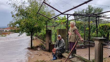 Честитка за наводнените: Само хората с банкови сметки ще получат пари