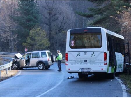 Автобус и джип се удариха на пътя за Рилския манастир, 14 туристи са в болница