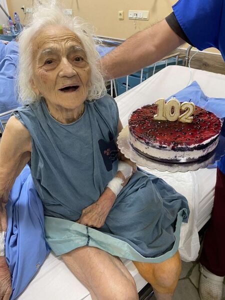 102-годишна акушерка посрещна рождения си ден в "Пирогов"