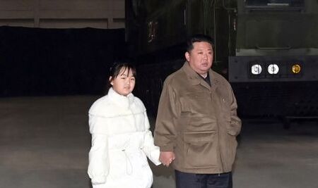 Ким Чен Ун за първи път показа дъщеря си