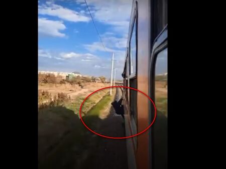Шокиращо видео: Ексцентрик изправи косите на десетки, виси пиян от движещ се влак